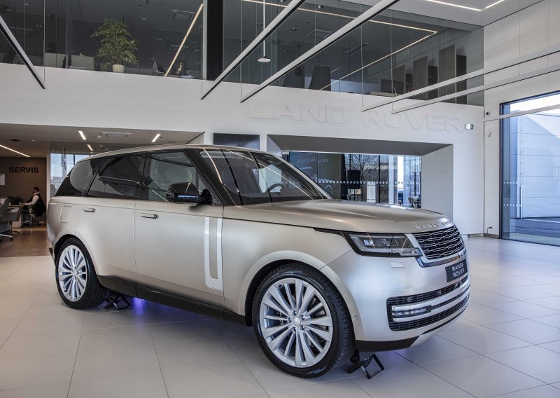 [FOTO/VIDEO] Novi Range Rover je stigao: Vrhunac profinjenih sposobnosti zahvaljujući naprednim hardverskim i softverskim sustavima