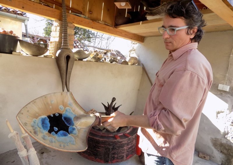 Mladen Ivančić keramiku peče drevnom japanskom tehnikom. Otkrio nam je kako se to radi