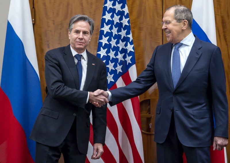 Blinken i Lavrov razgovarat će telefonom o Ukrajini