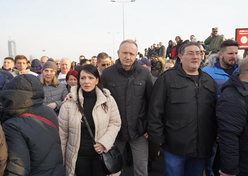 Vječno posvađana srpska oporba zbija redove: Stali su iza generala porijeklom iz Hrvatske, hoće li on zbilja moći srušiti Vučića?