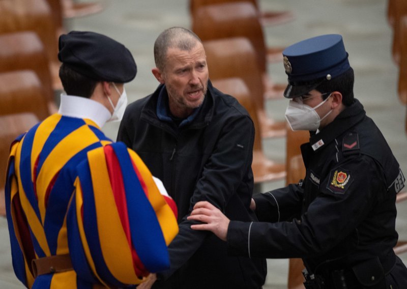 [VIDEO] Incident u Vatikanu: Muškarac vikao da Bog ne želi crkvu, evo kako je reagirao papa Franjo