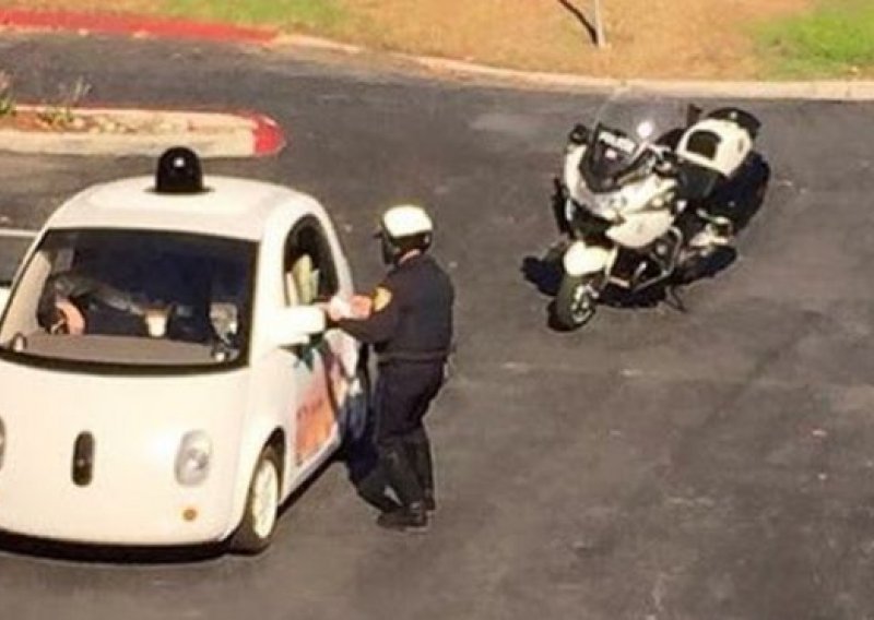 Zašto je policija zaustavila Googleov samovozni auto?
