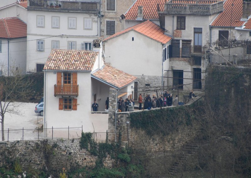 Otvoren je Natječaj za dodjelu književne nagrade 'Edo Budiša', dobitnik će provesti mjesec dana u slavnoj pazinskoj 'Kući za pisce'