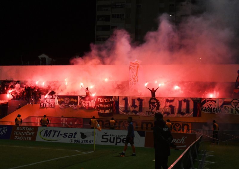 Policija na stadionu u Kranjčevićevoj pronašla bengalke i dimne kutije