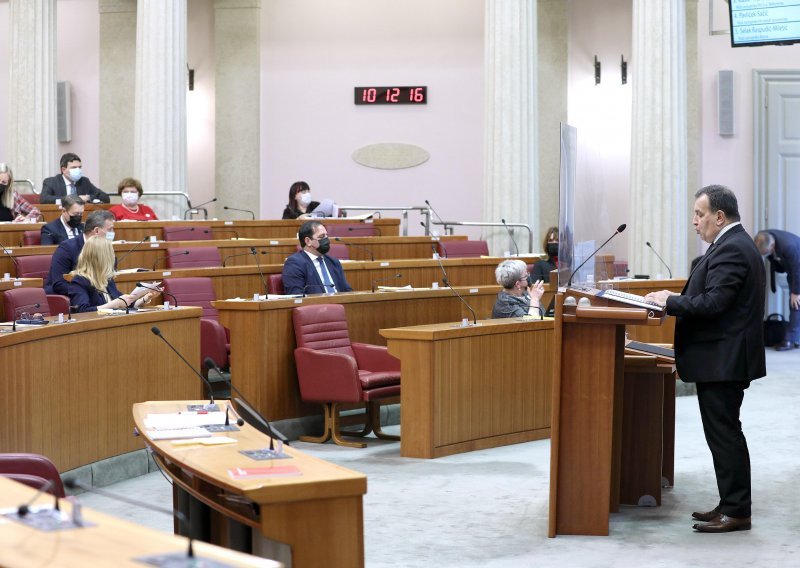 [FOTO] Beroš o kritičarima mjera i covid potvrda: Neću dopustiti da se građane dovodi u zabludu i da se njima manipulira zbog ostvarenja parcijalnih interesa