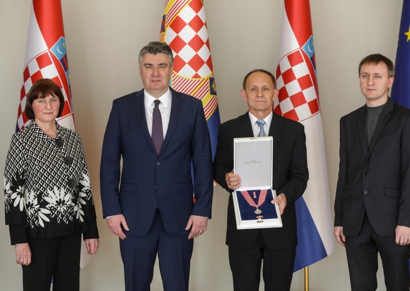 [FOTO] Milanović odlikovao pilota Borovića za prvi prelet MIG-om na hrvatsku stranu: Ovim se pokušava nadoknaditi ono što sam trebao primiti prije 27 godina