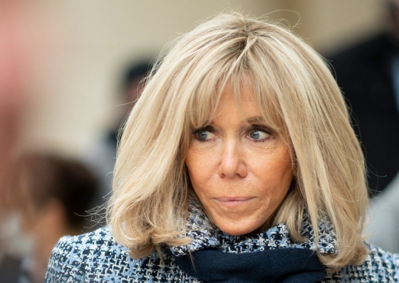 Upečatljiv kaput klasičnog kroja kao stvoren je za prvu damu Brigitte Macron