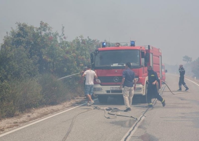 Nakratko pala kiša i pomogla vatrogascima