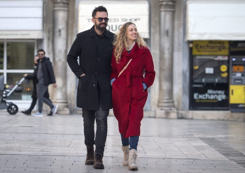 Zaljubljeni i nerazdvojni: Petar Grašo i Hana Huljić uhvaćeni su u romantičnoj šetnji, a kaput vješto skriva trudnički trbuščić
