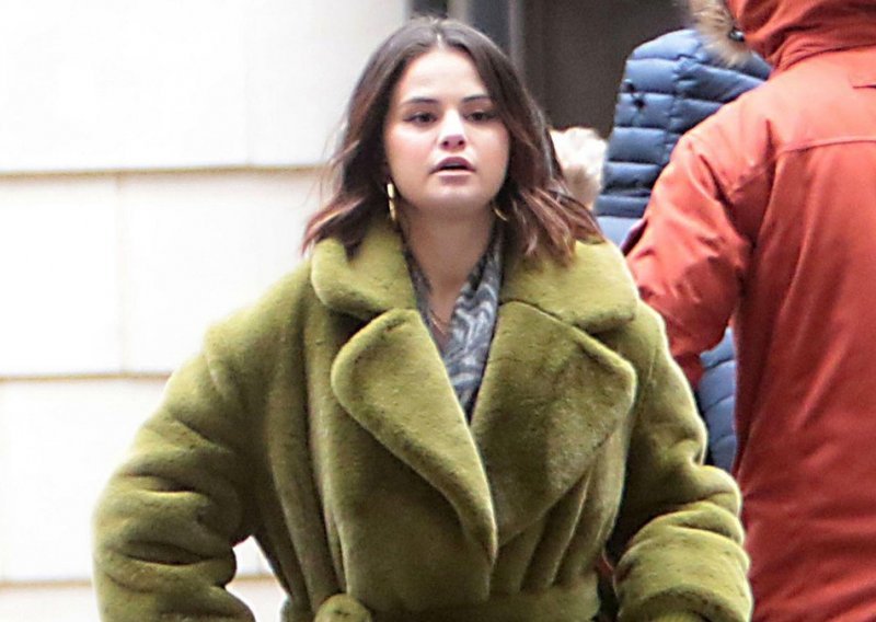 Selena Gomez plijeni poglede u divnom teddy kaputu koji bi svaka trendseterica rado imala u svojoj kolekciji