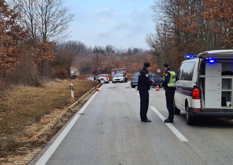 [FOTO/VIDEO] U prometnoj nesreći kod Pazina jedna osoba poginula, više ozlijeđeno