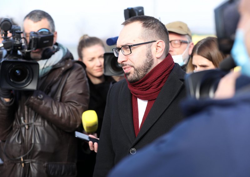 [FOTO/VIDEO] Prosvjednici žestoko napali Tomaševića: 'Kako vam nije neugodno! A bili smo vam odani...'