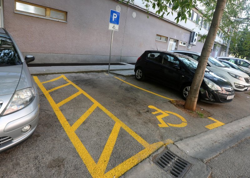Desetero zagrebačkih vozača krivotvorilo znak za parkiranje invalida