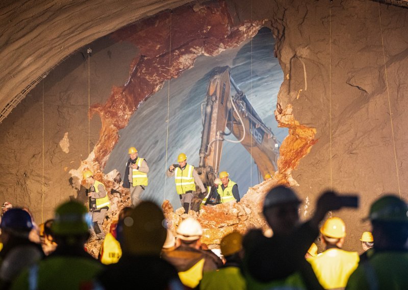 [FOTO] Probijen tunel Podmurvice na novoj spojnici riječke luke i obilaznice, pogledajte kako je to izgledalo