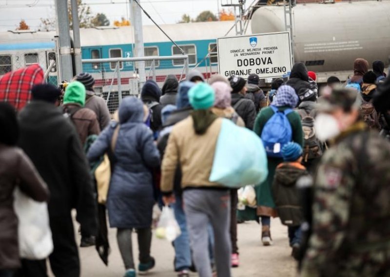 Jutros u Dobovu pristiglo više od 2000 izbjeglica vlakom iz istočne Slavonije