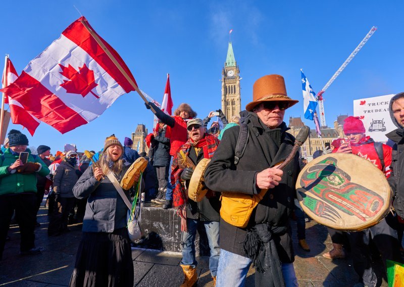 [FOTO] Prosvjedi protiv obveznog cijepljenja već 10. dan paraliziraju Ottawu