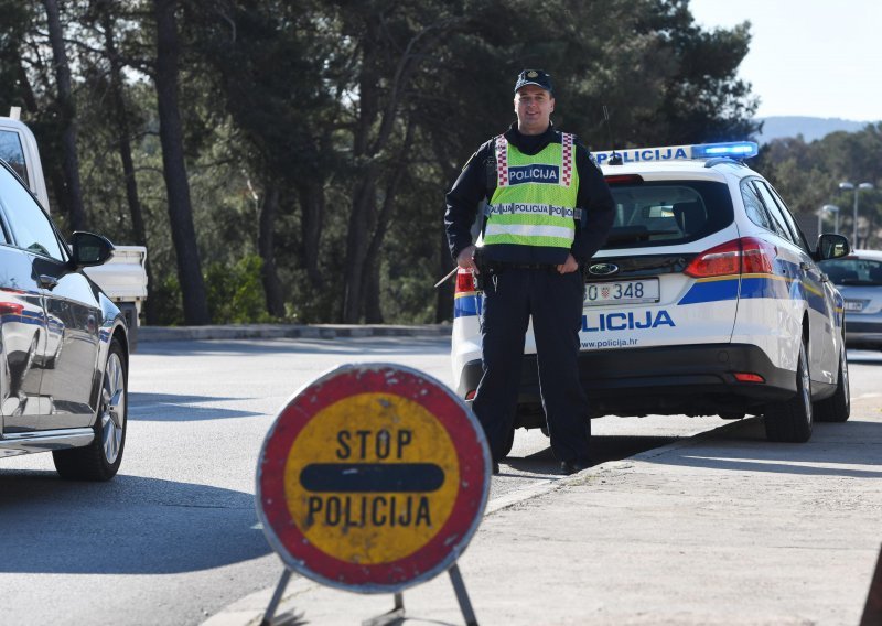 Muškarac na otočiću pred Šibenikom izbušio gume na dva automobila