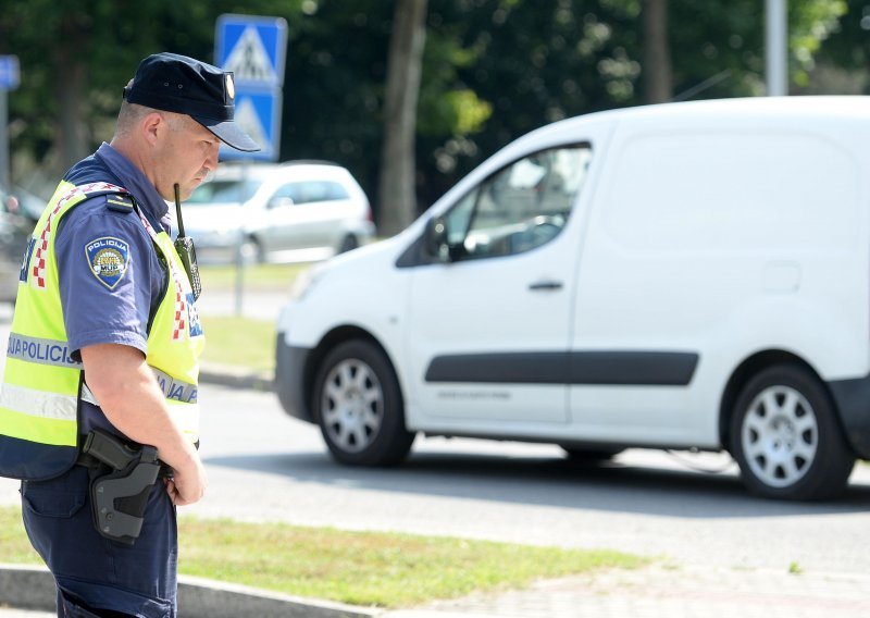 Neoprezno pretjecao traktor pa se frontalno zabio u kombi i poginuo