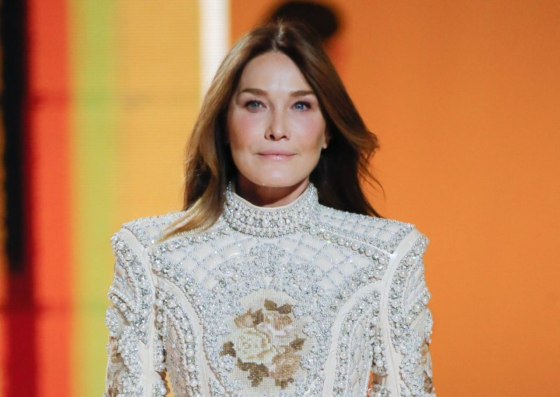 Bivša prva dama ne miruje: Carla Bruni prihvatila novi modni angažman i pokazala zavidnu figuru