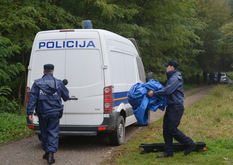 Autom bez registarskih pločica u Istri bježao policiji, ozlijedio jednog policajca, a drugog je pokušao pregaziti