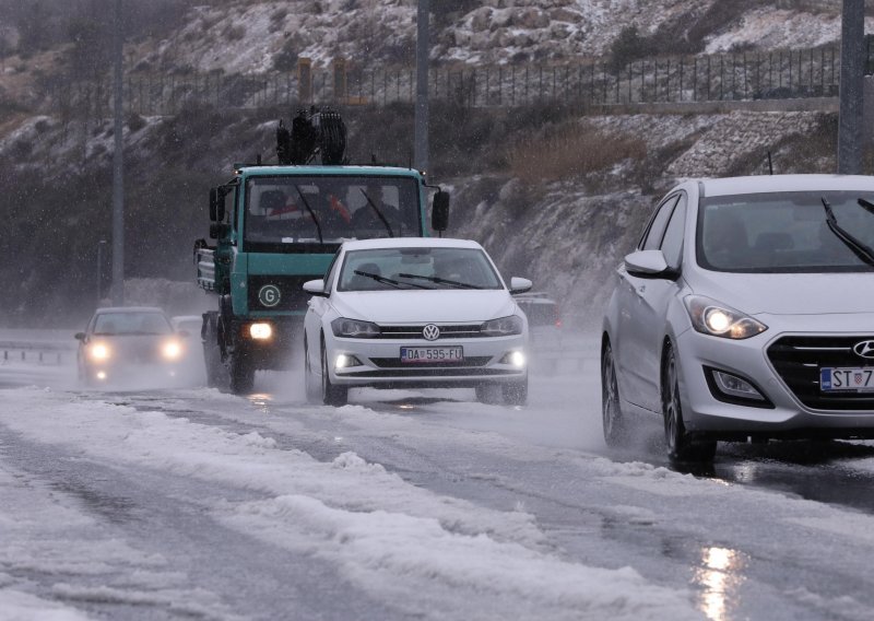 [VIDEO/FOTO] U Zagori snijeg, uz obalu kiša i tuča: Pogledajte prizore iz Dalmacije