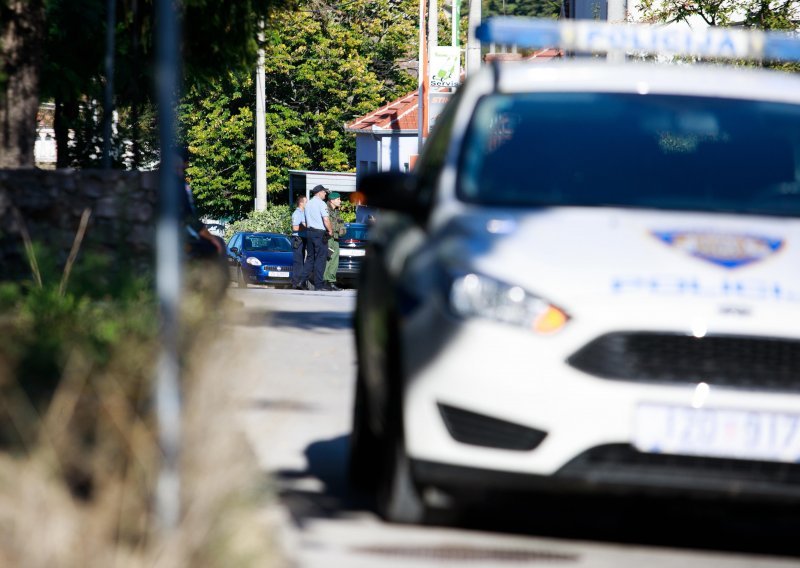 U Sinju pijan bježao policiji prvo automobilom pa zatim pješke; ulovili su ga i kaznili sa 16 tisuća kuna