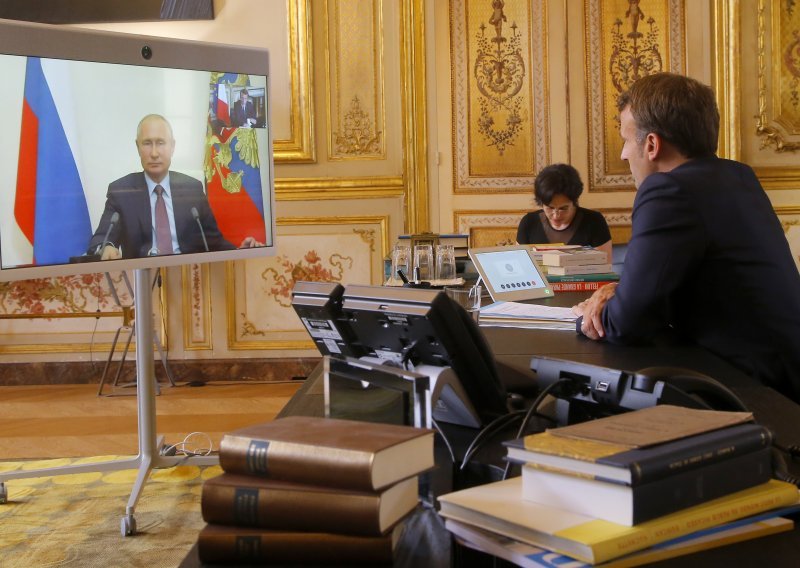 Kremlj smanjio očekivanja od sastanka Putina i Macrona
