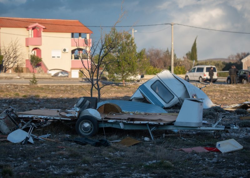 [FOTO] Pogledajte štetu koja je nastala nakon razorne pijavice: Kao da je avion kroz krov prošao...
