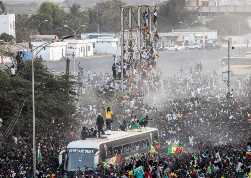 [FOTO] Stotine tisuće navijača dočekalo reprezentaciju Senegala: Mislim da naša zemlja nikada nije vidjela nešto slično