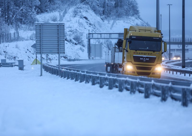 Brzina i snijeg uzrok su smrti vozača na Maloj Kapeli
