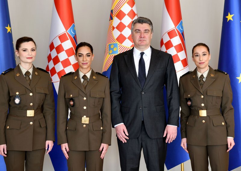 [FOTO/VIDEO] Milanović uručio časničke činove novim poručnicama Zdravstvene službe: 'Vi ste dio zlatnog slijeda'