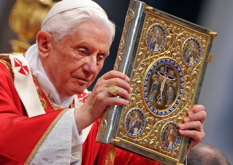 Bivši papa Benedikt ispričao se žrtvama seksualnog zlostavljanja, ali je odbacio optužbe da je prikrivao istinu