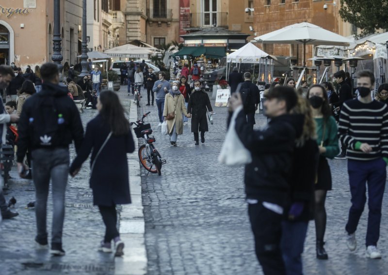 Italija ukida obavezne maske na otvorenom, ublažava limite za stadione