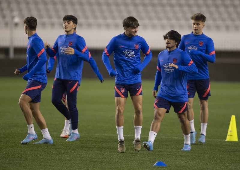 [FOTO] Hajdukovim juniorima zapljeskali su Kalinić, Livaja i ekipa, a Atleticovi su vježbali pod budnim okom bivšeg napadača svjetske klase koji izgleda zastrašujuće