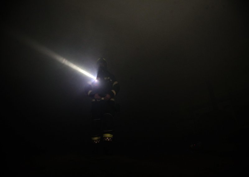 Požar planuo na Baniji; izgorjela dva stambena kontejnera u Roviški: Mirko je, na žalost, ostao bez svega