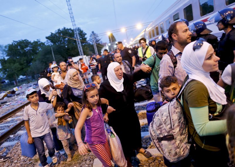 Iz Tovarnika put Mađarske danas prevezeno 28 punih autobusa i vlak s tisuću ljudi