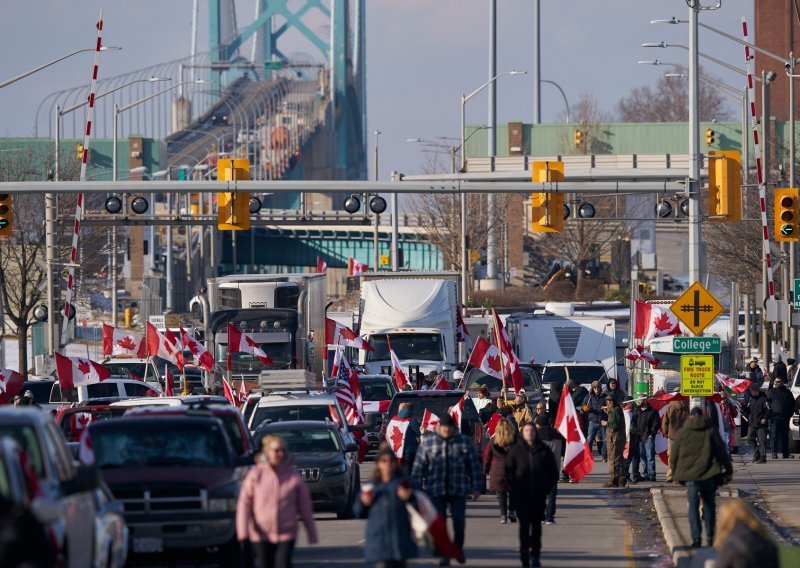 Prosvjed vozača u Kanadi paralizirao ključni most na granici sa SAD-om: 'Konvoj slobode' ugrožava tisuće radnih mjesta i kompanija'