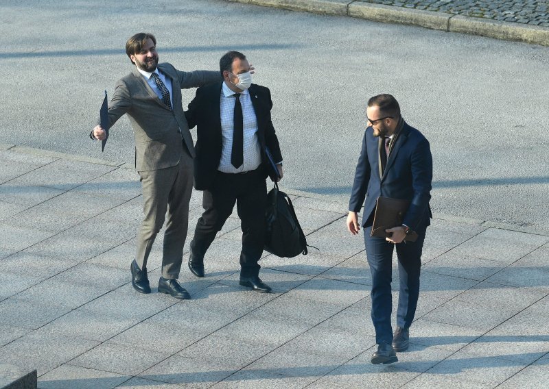 [FOTO] Ćorić i Beroš zagrljeni stigli na sjednicu Vlade, Aladrović im se smijao