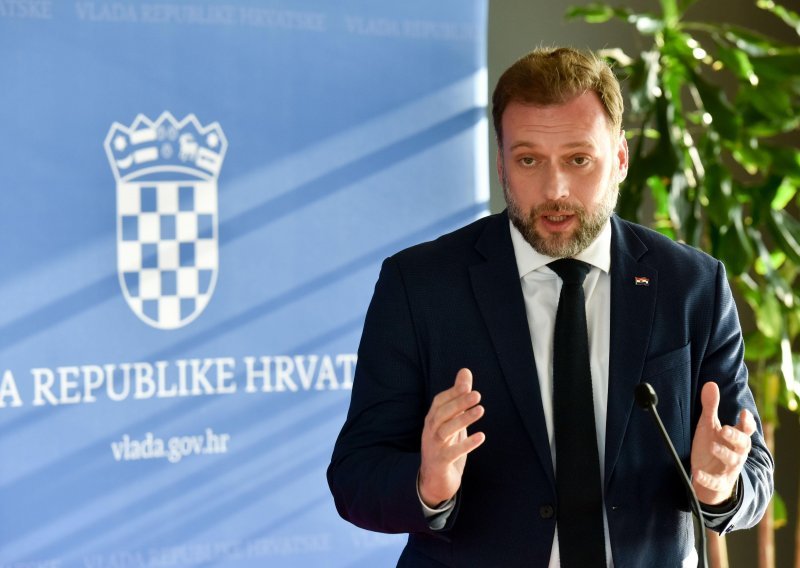 Banožić: Ovim putem upućujem javni poziv, predsjedniče sjednimo za stol i porazgovarajmo o HV-u