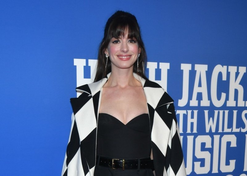 Klasičnom elegancijom nemoguće je pogriješiti, a Anne Hathaway plijenila je pažnju odličnim stajlingom