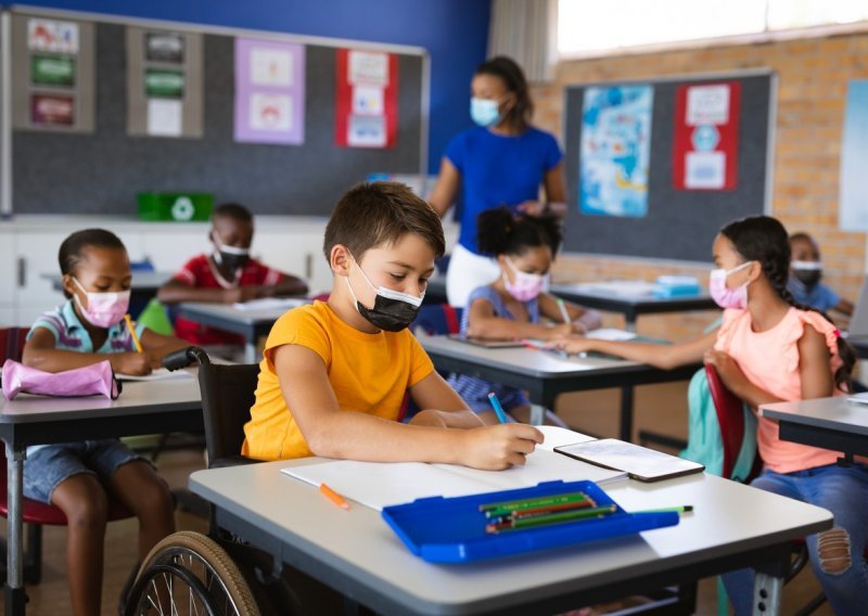 Mišljenja podijeljena: Koliko su štetne maske u učionicama?