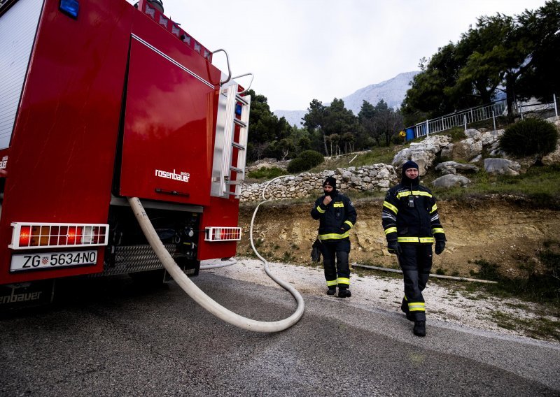 Zapalio se automobil kod Slavonskog Broda, vozačica je ozlijeđena