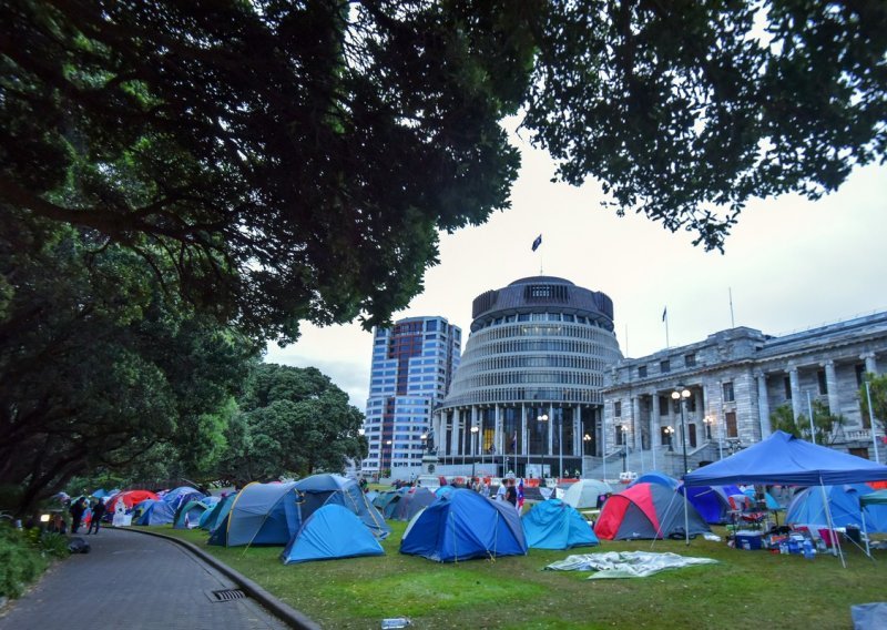 [FOTO] Prosvjednici na Novom Zelandu ne odustaju: Pred parlamentom podigli šatore, dio Wellingtona blokirali kamionima i kamperima