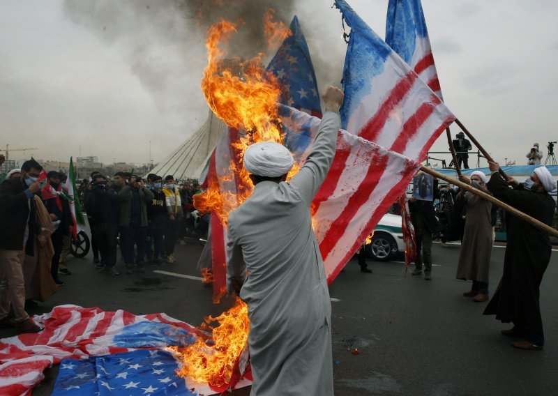[FOTO] Iran slavi obljetnicu Islamske revolucije, na ulicama se opet palile američke zastave