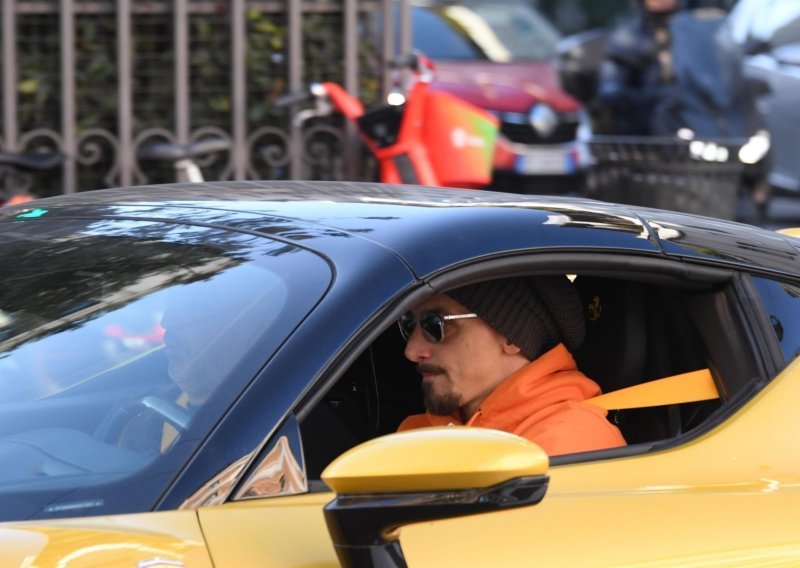 [FOTO] Za Zlatana samo zlatno! Pogledajte zlatni Ferrari vrijedan 450.000 eura kojeg je Ibrahimović provozao ulicama Milana