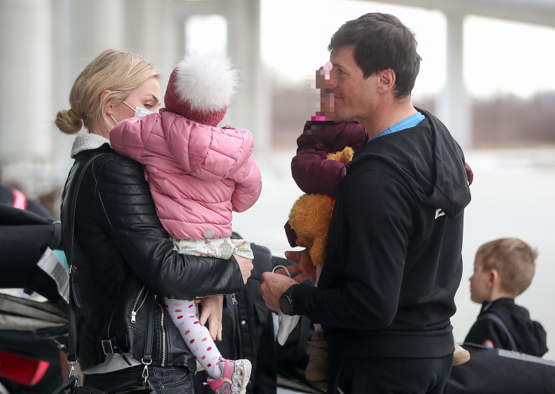 Ivici Kosteliću dirljiv doček po povratku iz Pekinga priredili su djeca i supruga Elin