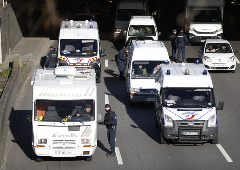 Pariška policija zaustavila 500 vozila koja su se pokušala probiti u grad