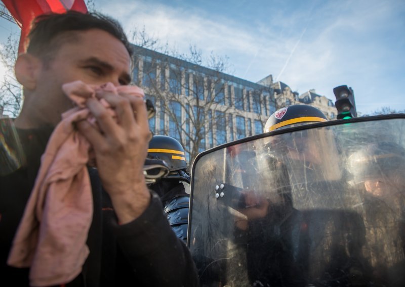 Francuska policija suzavcem na 'slobodare': Uhićeno 14 osoba, oduzeti čekići, noževi...