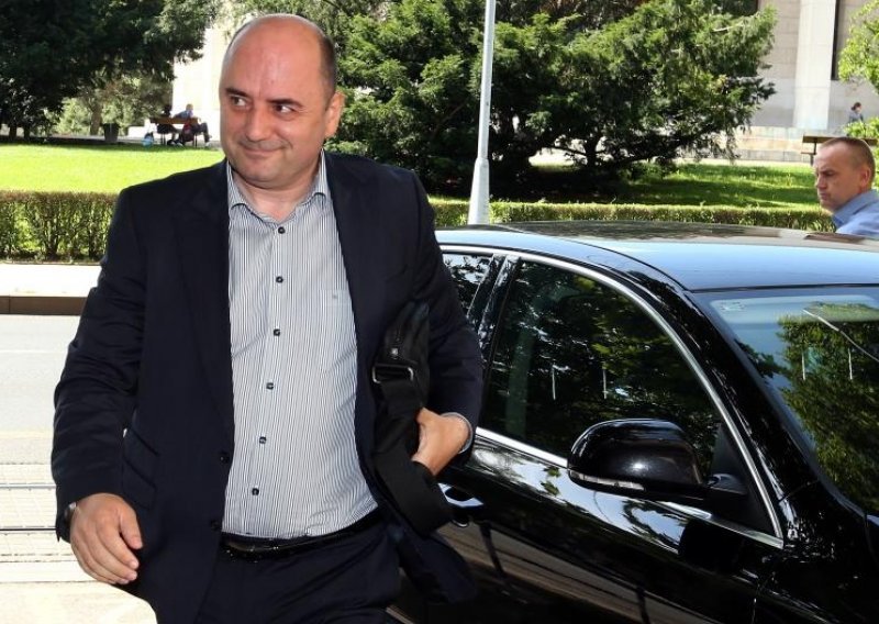 'Ostojić kao tužni klaun pokušava prikriti laži premijera Milanovića'