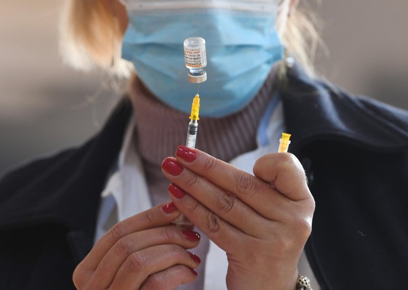 Četvrta doza cjepiva protiv covida za osamdesetogodišnje Francuze